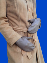 Charger l'image dans la galerie, Moufles vintage Linette - Simili-cuir marron et détails de surpiqûres en V. Taille 7.