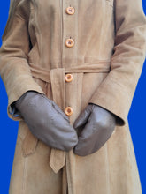 Charger l'image dans la galerie, Moufles vintage Linette - Simili-cuir marron et détails de surpiqûres en V. Taille 7.