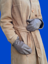 Charger l'image dans la galerie, Moufles vintage Linette - Simili-cuir marron et détails de surpiqûres en V. Taille 7.