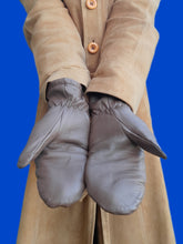 Charger l'image dans la galerie, Moufles vintage Linette - Simili-cuir marron et détails de surpiqûres en V. Taille 7.