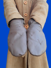 Charger l'image dans la galerie, Moufles vintage Linette - Simili-cuir marron et détails de surpiqûres en V. Taille 7.