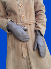 Charger l'image dans la galerie, Moufles vintage Linette - Simili-cuir marron et détails de surpiqûres en V. Taille 7.