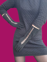 Charger l'image dans la galerie, Gants longs vintage Daphné - Ajourés et brodés de roses. Guibert Frères. Taille 6