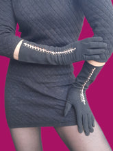 Charger l'image dans la galerie, Gants longs vintage Daphné - Ajourés et brodés de roses. Guibert Frères. Taille 6