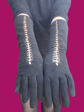 Charger l'image dans la galerie, Gants longs vintage Daphné - Ajourés et brodés de roses. Guibert Frères. Taille 6