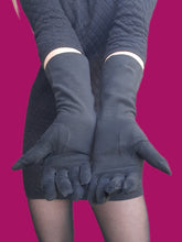 Charger l'image dans la galerie, Gants longs vintage Daphné - Ajourés et brodés de roses. Guibert Frères. Taille 6