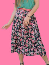 Charger l'image dans la galerie, Jupe plissée vintage Adèle - Noire fleurie. Taille XXL, 44, 46. Solfin Paris. Made in France.