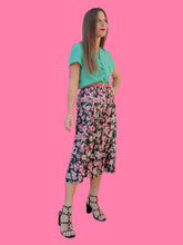 Charger l'image dans la galerie, Jupe plissée vintage Adèle - Noire fleurie. Taille XXL, 44, 46. Solfin Paris. Made in France.