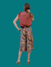 Charger l'image dans la galerie, Jupe-Culotte vintage Daphnée - Imprimé bariolé. À poches. Taille 5XL, 50, 52. Christian Marry.