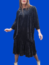 Charger l'image dans la galerie, Robe vintage Camille - Velours noir clouté, effet de superposition. Taille XXL, 44, 46. Made in France