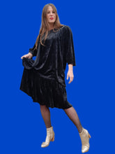 Charger l'image dans la galerie, Robe vintage Camille - Velours noir clouté, effet de superposition. Taille XXL, 44, 46. Made in France