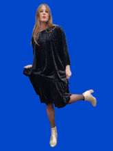 Charger l'image dans la galerie, Robe vintage Camille - Velours noir clouté, effet de superposition. Taille XXL, 44, 46. Made in France