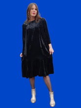 Charger l'image dans la galerie, Robe vintage Camille - Velours noir clouté, effet de superposition. Taille XXL, 44, 46. Made in France