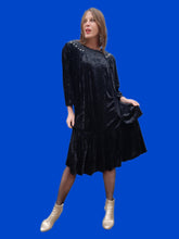 Charger l'image dans la galerie, Robe vintage Camille - Velours noir clouté, effet de superposition. Taille XXL, 44, 46. Made in France