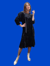 Charger l'image dans la galerie, Robe vintage Camille - Velours noir clouté, effet de superposition. Taille XXL, 44, 46. Made in France
