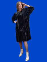 Charger l'image dans la galerie, Robe vintage Camille - Velours noir clouté, effet de superposition. Taille XXL, 44, 46. Made in France