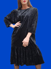 Charger l'image dans la galerie, Robe vintage Camille - Velours noir clouté, effet de superposition. Taille XXL, 44, 46. Made in France