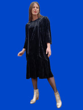 Charger l'image dans la galerie, Robe vintage Camille - Velours noir clouté, effet de superposition. Taille XXL, 44, 46. Made in France