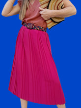 Charger l'image dans la galerie, Jupe plissée vintage Ariane - Rose Fuchsia. Taille 5XL, 50, 52. Chou Rose Paris. Made in France.