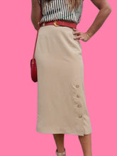 Charger l'image dans la galerie, Jupe vintage Ludivine - Coupe crayon mi-longue boutonnée sur le côté. Beige. Taille S, 36, 38. Yarell.