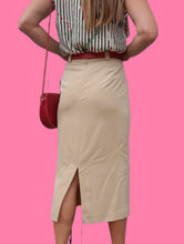 Charger l'image dans la galerie, Jupe vintage Ludivine - Coupe crayon mi-longue boutonnée sur le côté. Beige. Taille S, 36, 38. Yarell.