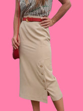 Charger l'image dans la galerie, Jupe vintage Ludivine - Coupe crayon mi-longue boutonnée sur le côté. Beige. Taille S, 36, 38. Yarell.