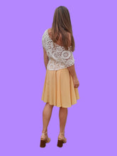 Charger l'image dans la galerie, Jupe vintage Samantha - Coupe patineuse croisée jaune. XS, 34, 36.
