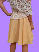 Charger l'image dans la galerie, Jupe vintage Samantha - Coupe patineuse croisée jaune. XS, 34, 36.