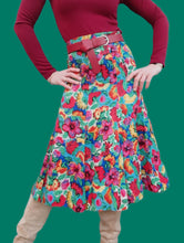 Charger l'image dans la galerie, Jupe vintage Camélia - En soie fleurie. Taille S, 36, 38. Celena. Made in France.