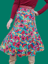 Charger l'image dans la galerie, Jupe vintage Camélia - En soie fleurie. Taille S, 36, 38. Celena. Made in France.