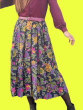 Charger l'image dans la galerie, Jupe plissée vintage Marjolaine - Fleurie coloré. Taille L, 40, 42. Devernois. Made in France.