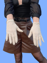 Charger l'image dans la galerie, Gants vintage Bérénice - Tissu écru à losanges texturés. Taille 6,5.