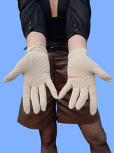 Charger l'image dans la galerie, Gants vintage Bérénice - Tissu écru à losanges texturés. Taille 6,5.