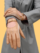 Charger l'image dans la galerie, Gants de conduite vintage Pénéloppe - Cuir camel et dentelle beige. Taille 6.
