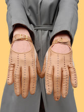 Charger l'image dans la galerie, Gants de conduite vintage Pénéloppe - Cuir camel et dentelle beige. Taille 6.