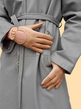 Charger l'image dans la galerie, Gants de conduite vintage Pénéloppe - Cuir camel et dentelle beige. Taille 6.