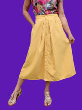 Charger l'image dans la galerie, Jupe vintage Elina - Boutonnée jaune. Taille XL, 42, 44. Made in France