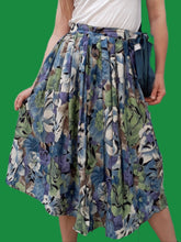 Charger l'image dans la galerie, Jupe vintage Lavigna - Toute plissée et boutonnée sur l'avant. Taille S, 36, 38.