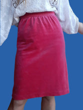 Charger l'image dans la galerie, Jupe vintage Sonia - Velours lisse fuchsia. Taille S, 36, 38. Fabriqué en France