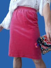 Charger l'image dans la galerie, Jupe vintage Sonia - Velours lisse fuchsia. Taille S, 36, 38. Fabriqué en France