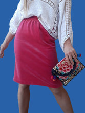 Charger l'image dans la galerie, Jupe vintage Sonia - Velours lisse fuchsia. Taille S, 36, 38. Fabriqué en France