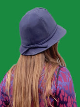 Charger l'image dans la galerie, Chapeau vintage Tamara - En coton violet et galon noué.