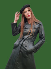 Charger l'image dans la galerie, Chapeau vintage Colette - Béret plat en daim et cuir noir. Nœud et dorure fantaisie.