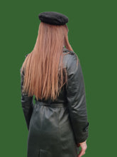 Charger l'image dans la galerie, Chapeau vintage Colette - Béret plat en daim et cuir noir. Nœud et dorure fantaisie.