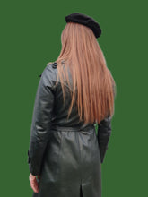 Charger l'image dans la galerie, Chapeau vintage Colette - Béret plat en daim et cuir noir. Nœud et dorure fantaisie.