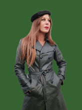 Charger l'image dans la galerie, Chapeau vintage Colette - Béret plat en daim et cuir noir. Nœud et dorure fantaisie.