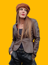 Charger l'image dans la galerie, Chapeau vintage Clémence - Béret plat caramel à boutons fantaisie.