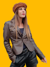 Charger l'image dans la galerie, Chapeau vintage Clémence - Béret plat caramel à boutons fantaisie.