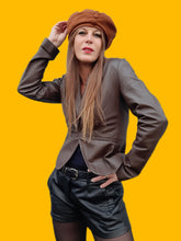 Charger l'image dans la galerie, Chapeau vintage Clémence - Béret plat caramel à boutons fantaisie.