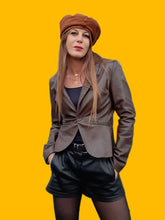 Charger l'image dans la galerie, Chapeau vintage Clémence - Béret plat caramel à boutons fantaisie.
